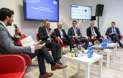 OBOWIĄZKOWE
DZIELENIE: Odwrócony VAT zostanie zastąpiony przez obowiązek rozliczania się
metodą podzielonej płatności — ważna dla przedsiębiorców zapowiedź padła
podczas debaty poświęconej zamykaniu luki w podatku od towarów i usług.