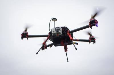 Dron wyposażony w kamerę GoPro Hero 2
