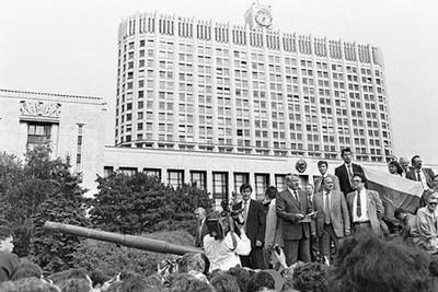 Borys Jelcyn przed gmachem parlamentu, 19 sierpnia 1991