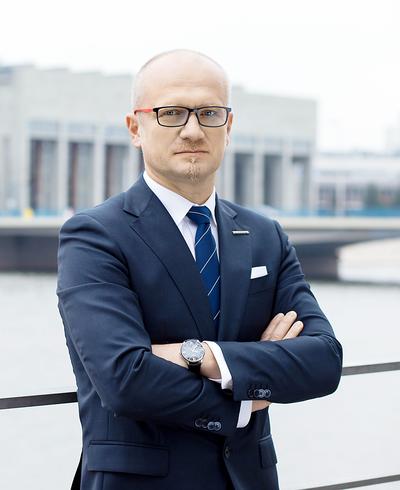 OBIECUJĄCA
NISZA: Ponieważ klientami kupującymi urządzenia fotowoltaiczne są przede
wszystkim osoby fizyczne, leasing jest w ich przypadku niszową formą finansowania.
Jednak rynek zakupu tego typu rozwiązań przez przedsiębiorstwa zaczyna się
rozwijać — mówi Piotr Warmuła, dyrektor Departamentu Technologii w Idea Getin
Leasing.