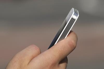 Użytkownik iPhone'a (fot. Bloomberg)