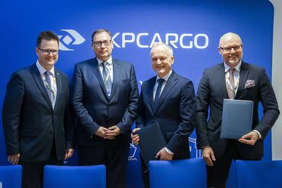 W
UROCZYSTEJ OPRAWIE: W podpisaniu listu intencyjnego firm PKP Cargo i H.
Cegielski — Fabryka Pojazdów Szynowych w sprawie budowy lokomotywy napędzanej
wodorem wzięli udział: Andrzej Bittel, wiceminister infrastruktury, Andrzej
Kensbok, wiceprezes Agencji rozwoju Przemysłu, Czesław Warsewicz, prezes PKP
Cargo i Hubert Stępniewicz, prezes FPS Cegielski.