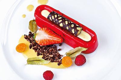 Maliny, pistacje, biała czekolada - doskonały deser w poznańskim Sheratonie (FOT. W Robakowski)