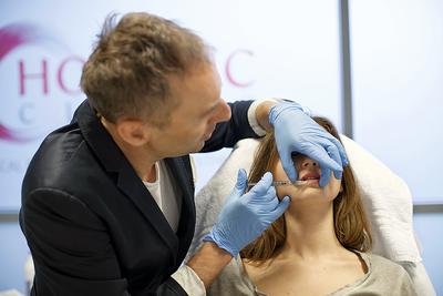 Grafi k pełny przez cały rok. W klinikach medycyny estetycznej mamy trzy gorące okresy w roku.
Pierwszy po wakacjach, kiedy likwidujemy najwięcej przebarwień. Drugi przed świętami i Nowym
Rokiem, kiedy odmładzamy twarz, bo trzeba się dobrze zaprezentować. Trzeci przed wakacjami, do
których przygotowujemy już całe ciało — mówi dr n. med. Krzysztof Gojdź, założyciel Holistic Clinic