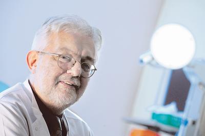 prof. dr hab. n. med. Andrzej Kawecki,kierownik Kliniki NowotworówGłowy i Szyi Narodowego InstytutuOnkologii w Warszawie