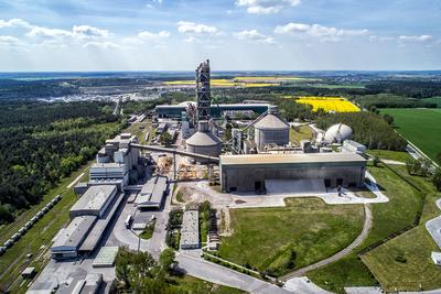 PIONIERSKIE
PRZEDSIĘWZIĘCIE: W Cementowni Kujawy w Bielawach Lafarge zrealizował projekt
innowacyjnego automatycznego laboratorium zmianowego z wykorzystaniem robota.
Dzięki temu możliwe jest częstsze kontrolowanie próbek.