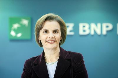KIERUNEK
POLSKA: KIERUNEK
POLSKA: Dla Sofii Merlo z paryskiej centrali BNP Paribas miarą sukcesu jest
poziom zadowolenia zamożnego klienta z relacji z bankiem. Do francuskiej
centrali, gdzie na co dzień pracuje, docierają do niej pozytywne opinie od
Polaków. Postanowiła wykorzystać ten potencjał.