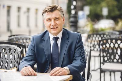 PIERWSZY KROK: Robert Świechowicz, prezes Pesy, przekonał banki do wsparcia restrukturyzacji, ale kroplówka nie wyleczy pacjenta. Spółce potrzeba kapitału od inwestora. Kilku potencjalnych ją obserwuje.