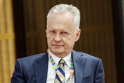 GŁUCHY
TELEFON: Środowiska biznesowe i naukowe mają bliżej współpracować, m.in. dzięki
konstytucji dla nauki. Według Adama Górala, prezesa Asseco, za deklaracjami nie
idzie praktyka, a środowiska akademickie nie potrafią przyjąć krytyki i
wyciągnąć z niej wniosków.