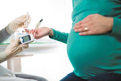 Hiperglikemia w ciąży, szczególnie w okresie organogenezy, może skutkować rozwojem poważnych wad płodu.