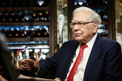 SZALEŃSTWO KIBICOWANIA Warren Buffett, który z majątkiem sięgającym 88,8 mld USD zajmuje trzecie miejsce na liście najbogatszych Bloomberga, już nie musi się martwić, że główna nagroda uszczupli jego fortunę i może zająć się kibicowaniem. „Marcowe szaleństwo” zakończy się dopiero 2 kwietnia finałowym meczem w San Antonio.