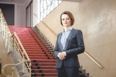 Jadwiga Emilewicz, absolwentka Instytutu Nauk Politycznych Uniwersytetu Jagiellońskiego. Otworzyła przewód doktorski na Wydziale Studiów Międzynarodowych i Politycznych UJ. Stypendystka Uniwersytetu Oxford oraz programu American Council on Germany, Dräger Foundation, ZEIT-Stiftung Ebelin und Gerd Bucerius. Od listopada 2015 roku była podsekretarzem stanu w Ministerstwie Rozwoju, od stycznia 2018 pełni funkcję ministra przedsiębiorczości i technologii.