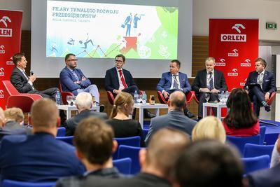 LUDZIE,
ZASOBY I WIZJE: Surowce, kadry i elastyczne modele biznesowe były głównymi
tematami debaty „Filary trwałego rozwoju przedsiębiorstw”.