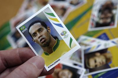 Naklejka przedstawiająca wizerunek Ronaldinho przygotowana z okazji mundialu w 2006 r. W tym roku słynny Brazylijczyk będzie oglądał rozgrywki z trybun. A czy zbiera nalepki z piłkarzami? Bardzo prawdopodobne, bo Brazylia jest największym rynkiem dla Panini fot. Bloomberg