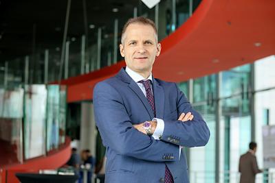 NOWE OBLICZE BZ WBK: Bank, którym zarządza Michał Gajewski, zmienia nie tylko barwy, nazwę i logo, ale przede wszystkim styl bycia. Od swojego hiszpańskiego właściciela przejmie standardy — wizerunkowy minimalizm i przyjazny użytkownikowi interfejs.
