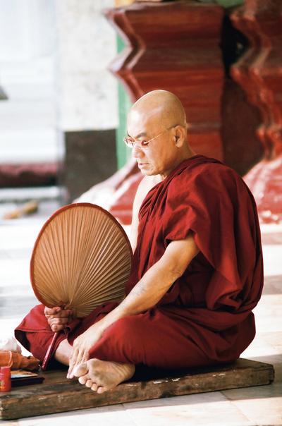 Mnich modlący się na terenie świątyni Szwedagon. Mnisi stanowią potężną siłę polityczną w Birmie. W roku 2007 wzniecili tzw. szafranową rewolucję. Powodem ich protestu były podwyżki cen paliwa, które pociągnęły drastyczny wzrost cen żywności. Apelowali także o podjęcie dialogu z opozycją