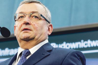 WSZYSTKO W PORZĄDKU: Andrzej Adamczyk, minister infrastruktury i budownictwa (z lewej), w podwójnej roli Marcina Przychodzkiego nie widzi nic złego. Tłumaczy, że sprawy farm wiatrowych nie leżą we właściwości resortu, a sprawę nowelizacji ustawy o OZE prowadzi Ministerstwo Energii.