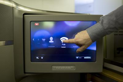 Internet w samolocie Boeing 777 300ER linii American Airlines