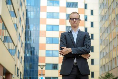 KŁÓTNIA
O PIENIĄDZE: Altus TFI, w którym analitykiem jest Wojciech Dębski, skarżył się
na nieprzejrzystą politykę informacyjną Dębicy oraz na to, że zamiast wypłacać
większą dywidendę, pożycza pieniądze głównemu akcjonariuszowi. Mimo
zmniejszenia udziału w akcjonariacie TFI nie zamierza wycofać się z walki,
która przeniosła się już do sądów.