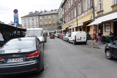 MIASTO SMOGU: Kraków to miasto szczególne — dopuszczalne normy zanieczyszczenia powietrza są tu przekraczane częściej niż w wielu innych miastach. W przypadku pyłu PM 10 50 μg/m sześc. — aż przez 188 dni rocznie. Zakaz wjazdu dla pojazdów spalinowych na Kazimierz ma pomóc obniżyć poziom tzw. niskiej emisji.