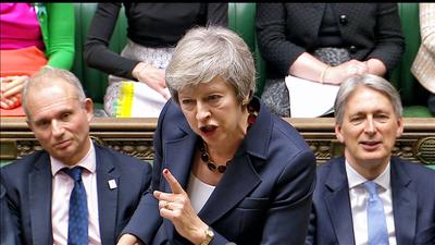 Premier Theresa May ponad dwa lata spija brexitowe piwo, nawarzone przez
jej poprzednika Davida Camerona.