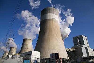 ELEKTROWNIA
BEŁCHATÓW: W 2016 r. był to największy emitent CO 2 spośród wszystkich
elektrowni w Unii Europejskiej. To nie powinno dziwić, ponieważ jest to także
największa elektrownia węglowa w Unii. Z danych niemieckiego Öko-Institut
wynika, że wyemitowała około 35 mln ton CO 2.