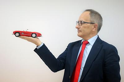 BEZ
ZMIAN: Nie przewiduję, żeby zmiany regulacji dotyczących rozliczania samochodów
w firmie znacząco wpłynęły na zainteresowanie samochodami premium zarówno pod
koniec obecnego, jak i w przyszłym roku — mówi Wojciech Drzewiecki, prezes
Samaru.
