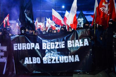 W
czasie „marszu państwowego” wszystko inne poza biało-czerwonymi flagami ponoć nie
ma racji bytu. Narodowcy nie przyjmują zakazu do wiadomości.