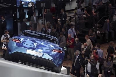 Nowy Mercedes SLS AMG Electric Drive, reklamowany przez producenta jako najmocniejsze auto elektryczne na świecie (fot. Bloomberg)