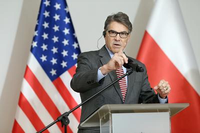 AMERYKANIN
Z POLAKIEM O ATOMIE: W czwartek po południu Rick Perry, amerykański sekretarz
ds. energii, i Krzysztof Tchórzewski, minister energii, podpisali deklarację o
bezpieczeństwie energetycznym. Jej elementem są kwestie związane z atomem.