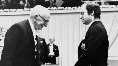 Friedrich Hayek odbiera Nagrodę Banku Szwecji im. Alfreda Nobla w dziedzinie ekonomii