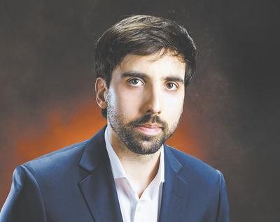 Lek. Dominik Lewandowski jest specjalistą
medycyny rodzinnej w trakcie specjalizacji z geriatrii. Pracuje w
poradni poz oraz Szpitalu Geriatrycznym im. Jana Pawła II w Katowicach.
Zaangażowany jest w pracę komisji relacji publicznych oraz komisji aktów
prawnych działających przy zarządzie głównym Kolegium Lekarzy
Rodzinnych w Polsce.