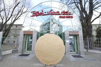 Dziś Narodowy Bank Polski wprowadził do obiegu monetę upamiętniającą 50-lecie Trójki o nominale 2 zł. Z tej okazji zorganizowaliśmy przemarsz ulicami Warszawy, podczas którego zaprezentowaliśmy makietę jubileuszowej monety (Fot. T.RAŚ)
