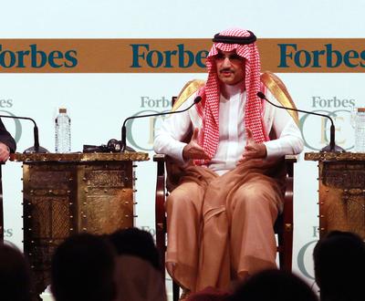Książę Alwaleed Bin Talal Abdulaziz Al Saud podczas konferencji zorganizowanej przez Forbes w Dubaju w październiku 2012 r. (FOT. Bloomberg) (FOT.