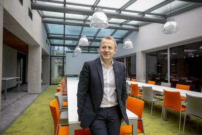 PODZIELI SIĘ ZYSKIEM: Maciej
Wieczorek, twórca Celon Pharmy i jednocześnie znaczący akcjonariusz Mabionu, w
ubiegłym roku wkroczył na wąską listę giełdowych miliarderów. O ile Mabion na
razie nie notuje przychodów, o tyle Celon Pharma dzieli się zyskiem — polityka
dywidendowa zakłada wypłatę 20-50 proc. zysku netto i takiej dywidendy
akcjonariusze mogą spodziewać się w tym roku.