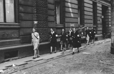 Powstanie Warszawskie: sanitariuszki na ul. Moniuszki