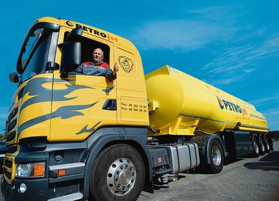 PUNKT ZWROTNY: Zakup własnej floty samochodów do transportu paliw przyczynił się do zwiększenia liczby obsługiwanych klientów i rozszerzenia zasięgu działania firmy Petrojet na cały kraj.