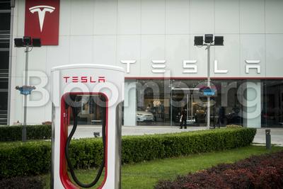 Jeden z salonów sprzedaży samochodów marki Tesla w Chinach