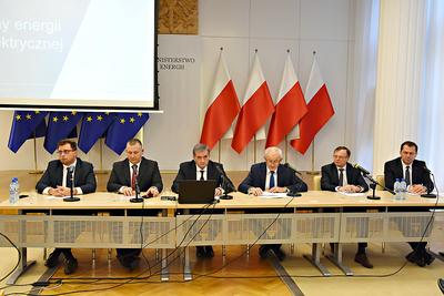 JESTEŚMY,
ALE MILCZYMY: Zarys mechanizmu systemu rekompensat przedstawili w poniedziałek
Krzysztof Tchórzewski, minister energii (trzeci od prawej), i Tadeusz Skobel,
wiceminister (czwarty od prawej). Towarzyszyli im prezesi czterech państwowych
grup energetycznych, ale głosu nie zabrali. Nieznana jest ich opinia na temat
pomysłów ministerstwa.