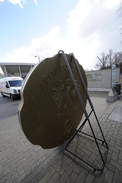 Dziś Narodowy Bank Polski wprowadził do obiegu monetę upamiętniającą 50-lecie Trójki o nominale 2 zł. Z tej okazji zorganizowaliśmy przemarsz ulicami Warszawy, podczas którego zaprezentowaliśmy makietę jubileuszowej monety.