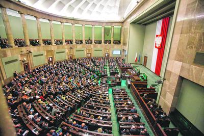 PEŁNE RĘCE ROBOTY: Posłowie tej kadencji nie mają lekko — do parlamentu w rekordowym tempie trafiają coraz to nowe projekty ustaw. W legislacyjnym pośpiechu łatwo o błędy, o czym przekonali się już politycy przy wprowadzaniu 70-procentowej stawki PIT od odpraw menedżerów zarządzających spółkami skarbu państwa. Zdaniem ekspertów podatkowych, kolejną ustawą, którą może spotkać potrzeba szybkiej nowelizacji tuż po wejściu w życie, jest nowa danina od instytucji finansowych.