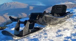 Snolo Sleds, nowozelandzka firma, skonstruowała sanki z włókna węglowego, mogące rozpędzić się nawet do 70 km/h. Cena gadżetu – 10 tys. PLN.