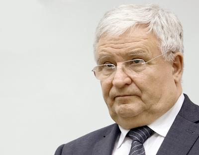 KLUCZNIK: Decyzja w sprawie BOŚ Banku ma charakter polityczny, ale kluczowe jest
stanowisko Kazimierza Kujdy, szefa NFOŚiGW i wieloletniego współpracownika
Jarosława Kaczyńskiego. Od niego zależy, czy plan sprzdaży w częściach będzie
realizowany.