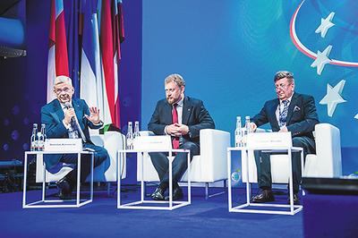 KRYNICA 2019. Stanisław Karczewski, ówczesny marszałek Senatu; Łukasz Szumowski, minister zdrowia; Waldemar Wierzba, dyrektor CSK MSWiA w Warszawie.