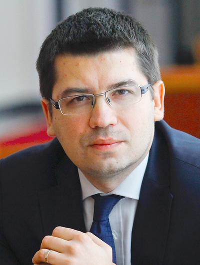 KONSTYTUCJA+: W rywalizacji koncepcji pomocy początkującym przedsiębiorcom wygrała zapisana w Konstytucji biznesu, którą pilotuje Mariusz Haładyj, wiceminister rozwoju. Projekt resortu pracy i polityki społecznej, kierowanego przez Elżbietę Rafalską, został zastopowany.