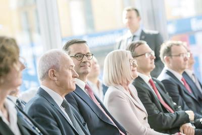 Zdaniem Mateusza Morawieckiego Polska nadal szuka optymalnego modelu funkcjonowania systemu opieki zdrowotnej i zarządzania nim, pokonując powoli zaniedbania z poprzednich lat.