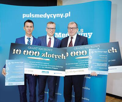 Zwycięzcy Złotego Skalpela 2016. Od lewej: dr n. med. Przemysław Kosiński, prof. dr hab. n. med. Mirosław Wielgoś