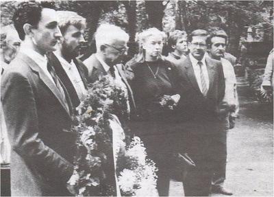 Działacze PPS składający kwiaty na gronie Kazimierza Pużaka 30 kwietnia 1990. Od lewej NN, Adrian Stankowski, Grzegorz Ilka, Jan Józef Lipski, Iwona Różewicz, NN, Włodzimierz Olejnik,