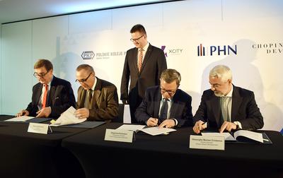 BĘDZIE WSPÓŁPRACA: Umowę o zagospodarowaniu nieruchomości kolejowych podpisali: (od lewej) Krzysztof Mamiński, prezes PKP, Marek Chibowski, prezes Xcity Investment, Zbigniew Kulewicz, wiceprezes PHN, oraz Gheorghe Marian Cristescu, prezes Chopin Airport Development.