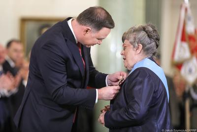 Prof. Grażyna Świątecka otrzymuje od Andrzeja Dudy Order Orła Białego